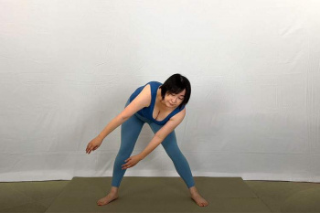 40代のぽっちゃり熟女セクシー女優が上体反らし&ラジオ体操を披露する動画【ソクミルTV】の画像