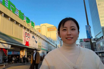「ここまで着込めばバレないでしょ」厚着して新宿駅前をノーブラ散歩する女性Youtuber【ことみんちゃんねる】の画像
