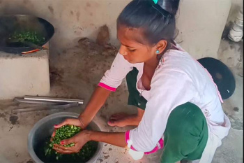 ノーブラインド人女性による胸チラしまくりな料理動画【Laxmi Official Cooking】の画像
