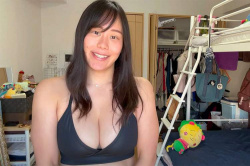 あの巨乳温泉Youtuberさんが生活感ある自宅を公開する動画【いろんなHなお話と私のコト?】の画像