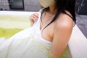 横浜の露天風呂があるラブホテルにてお風呂を堪能するYoutuber【温泉女子と一緒に温泉入りませんか】の画像