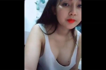【放送事故】ノーブラ白タンクトップ姿でライブ配信、乳輪がチラチラ見えてる女の子の画像