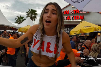アメリカのフロリダ州「デイトナ・ビーチ」で開催されたバイクイベントにて、おっぱいほぼ丸出しの売り子さんをハケーンの画像