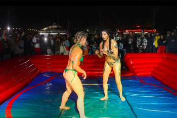 サンディエゴで開催されていたらしいビキニ美女2人によるオイルレスリング動画の画像