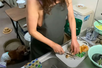 裸エプロン姿で餃子を作る熟女Youtuber【人妻さゆりのVlog】の画像