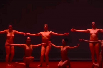 全裸で踊る男女達が多数登場する舞台の様子の画像