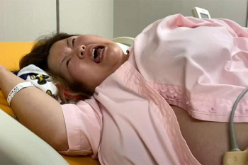 【出産ドキュメント】陣痛の痛みに絶叫する初産の妊婦さん【ヨメポンポン】の画像