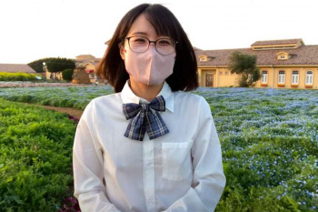 ノーブラ&制服コス姿でネモフィラの花畑を楽しむYoutuber【うみ散歩】の画像