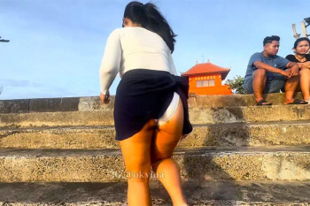 強風の浜辺に敢えてミニスカートで立ってみるYoutuber【Vina】の画像