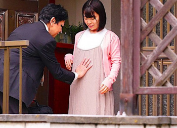 【レイプ】出産後の清楚な美人妻を狙った卑劣な犯行!! 住宅街でターゲットを見つけた男が自宅へ押し入り中出しSEX!!の画像