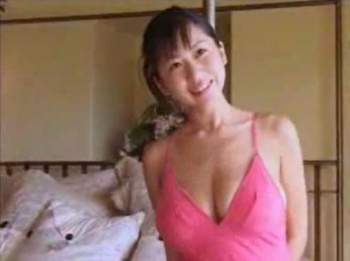 夏目理緒 水着の試着をする爆乳娘の画像