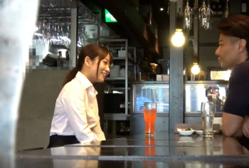 可愛い声が魅力的なバー店員をナンパに成功!泥酔させて手マン秘部激攻め大量潮吹き悶絶激逝きアクメ!の画像