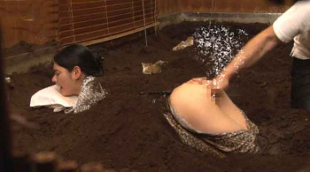 潮吹き 美人お姉さん 砂風呂で中出しフィニッシュの画像