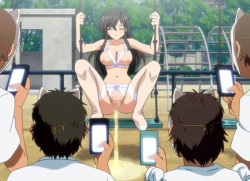 〖エロアニメ〗ド変態お姉さんが野外でおしっこ姿をスマホで撮られるの画像