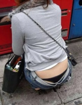 【Tバック盗撮画像】ズボンから出ているパンツが見えている熟女たちの画像