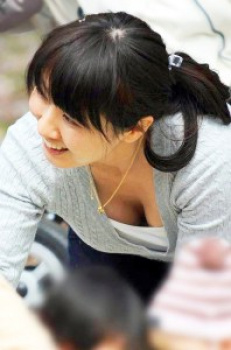 【胸チラ盗撮】前かがみになると危険な素人妻たちの胸チラ画像の画像