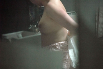 【着替え盗撮】素人女子達のエロい着替えシーンはこちらの画像