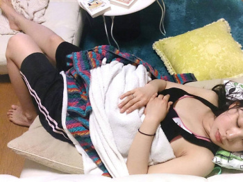 【家庭内盗撮画像】家庭内で部屋着で過ごす人妻たちの巨尻とおっぱいの画像