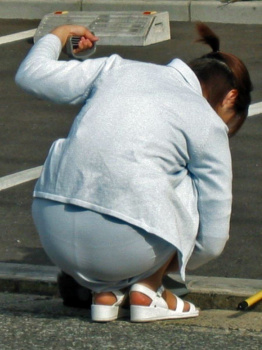 【看護師盗撮画像】一生懸命働いている看護師のパンチラ画像の画像