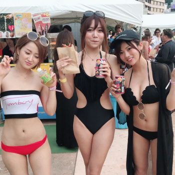 【水着盗撮画像】エロい水着が一段とエロいヤリマンおっぱい！の画像