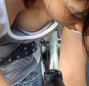【胸チラ盗撮】女友達の前かがみで見られる胸チラ画像に興奮しちゃうぜの画像