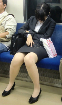 【パンチラ画像】仕事に疲れ切った無防備な股から覗く美脚と股間の画像