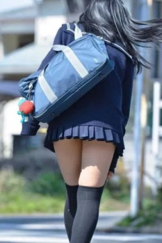 【女子校生盗撮画像】女子学生たちのエロい生足が最高だと思うよの画像