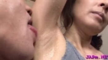 汗まみれの奥さんを舐めまわす男の画像