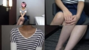 暴発必死の男をあざ笑うスレンダー美女の画像