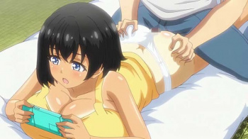 【エロアニメ】ヒマさえあればセックスする毎日、今日も無防備なお尻と胸チラにムラムラ、ゲームに夢中の彼女に許可を貰って寝バックで自由にハメハメを楽しむ！の画像