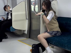 細身美人Jkが電車で誘惑♡絶品騎乗位で精液搾り取り！の画像