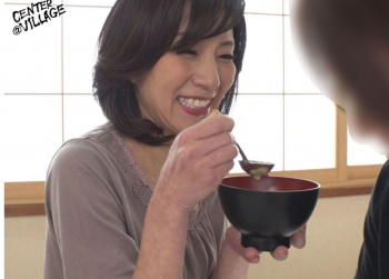 パンパンに勃起した若いチ〇ポを丁寧にフェラする五十路義母 磯山恵子の画像