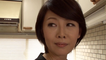 竹内梨恵 「いいよ、中に出していいから。」色白スレンダーな美人母と息子との中出し母子相姦の画像