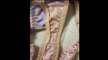 個人撮影 あそこ指でグリグリした後に下着の汚れを見てくださいの画像