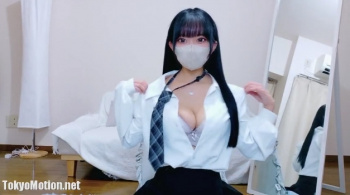 【清楚×巨乳×制服×バイブ×手マン×下乳】清楚系巨乳美女が制服姿で悶絶！エロすぎる下乳を露出し、バイブと指で弄る極限オナニーッ！「無修正エロライブチャット」の画像