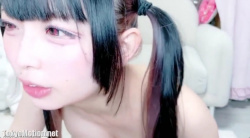 「んぁぁッ！電マ、そこ、凄すぎる……っ」パイパンを電マで弾かれ、とろんとする……。揺れる巨乳、可愛い顔を赤らめてビクビク震える悶絶オナニー！「無修正エロライブチャット」の画像