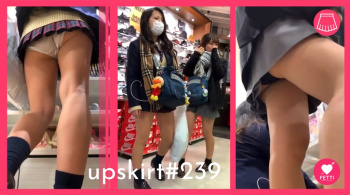 【upskirt#180】ショッピングを楽しむギャル系JK2人の逆さ撮りがえちえちの画像