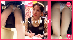 【upskirt#510】有名土産の美人店員さんの純白P逆さ撮りの画像