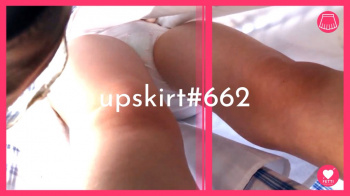 【upskirt#662】JDくらいの女の子の白Pフロントがよく見える逆さ撮り動画の画像