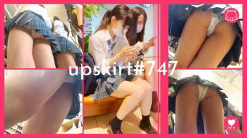 【upskirt#747】揉みしだきたくなる美尻JK2人の白P追跡逆さ撮りの画像