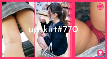 【upskirt#770】生足ミニスカのかなり可愛い女の子の赤P追跡逆さ撮りの画像