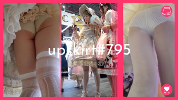 【upskirt#795】コスプレでイベントを楽しむ台湾美少女3人のエッチな下半身丸見えの逆さ撮りの画像