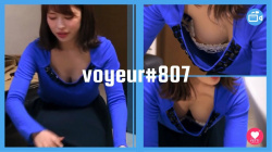 【voyeur#807】美巨乳な女の子の胸チラ盗撮の画像