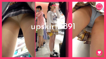 【upskirt#891】中華系美女3人のムチムチ太ももとP逆さ撮りの画像