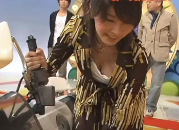 杉浦友紀　巨乳の谷間をモロ見せしてしまう！！カメラマンがいい仕事をしてます＾＾の画像