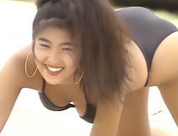飯島直子　ふんどしみたいなハイレグビキニで美乳の谷間を見せながら美尻を突き出すお宝動画の画像