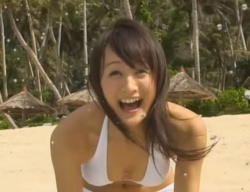 小松彩夏　美人グラドルが純白ビキニで美乳の谷間を見せながら可愛すぎる笑顔で水遊びをしてるお宝動画の画像