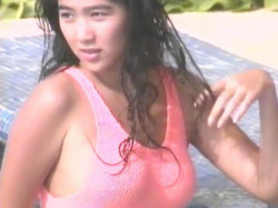 飯島直子　美乳くっきりピンクのハイレグ水着がエロすぎるお宝動画の画像