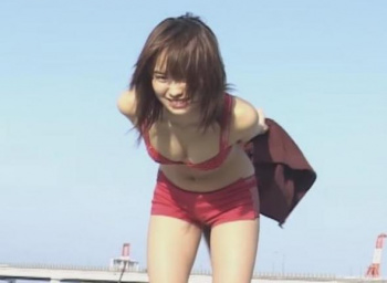 市川由衣　前屈みで作った微乳の谷間に何故かそそられるお宝動画の画像