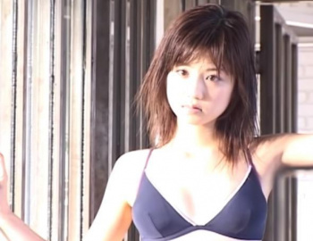 小倉優子　乳首をポチらせながら冬場のビキニ撮影を笑顔で頑張る姿が激カワなお宝動画の画像